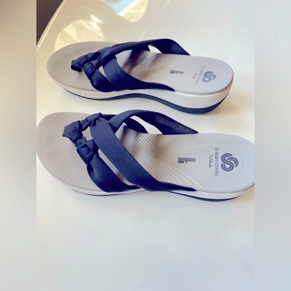 Women’s Clark sandals great condition. Navy.